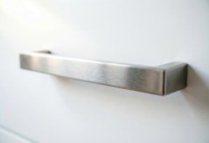 柜门把手设计指南：于细微处见真章，揭秘五金配件如何成为家具设计的点睛之笔。